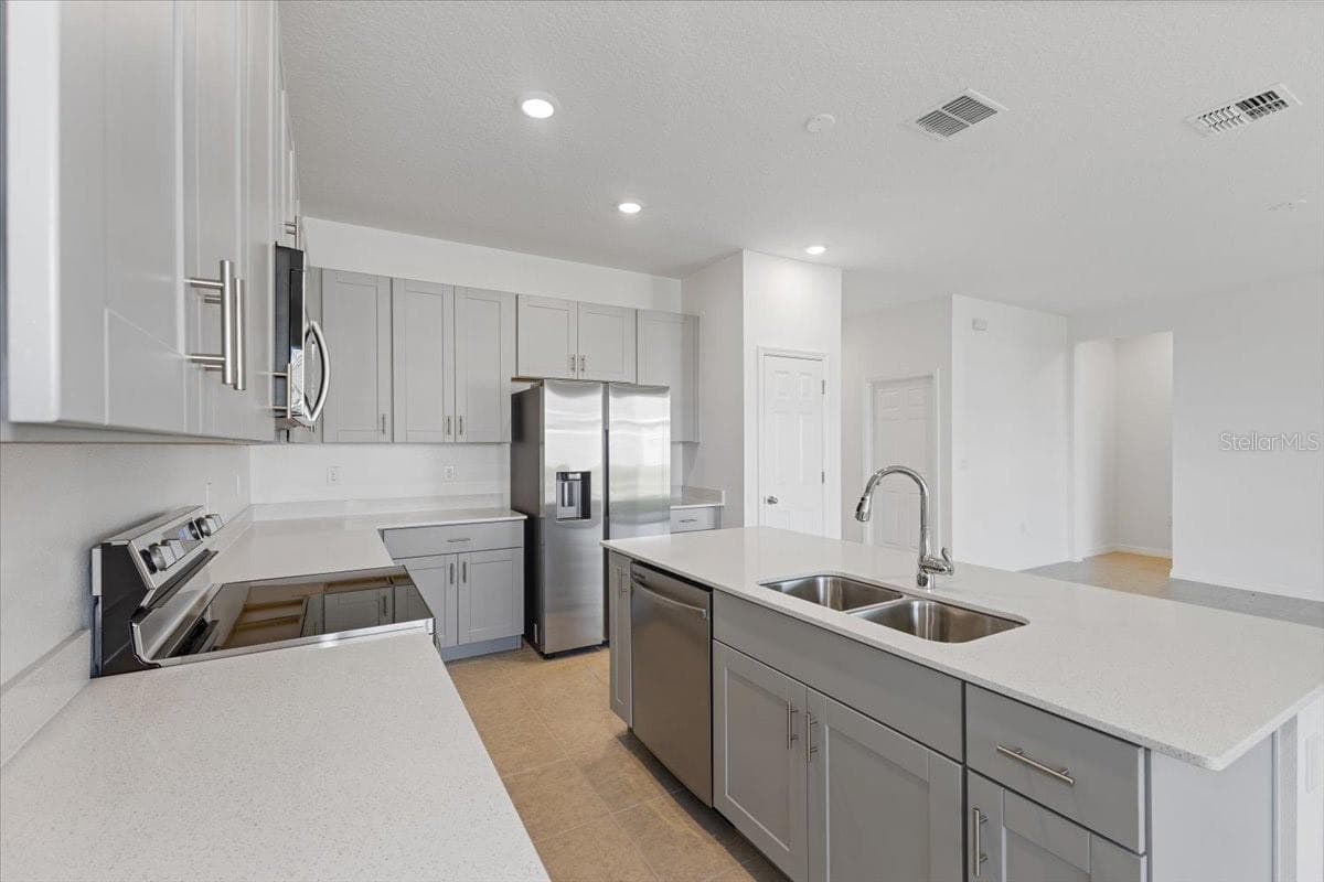 519 SILVER PALM DRIVE — photo 4 of 15