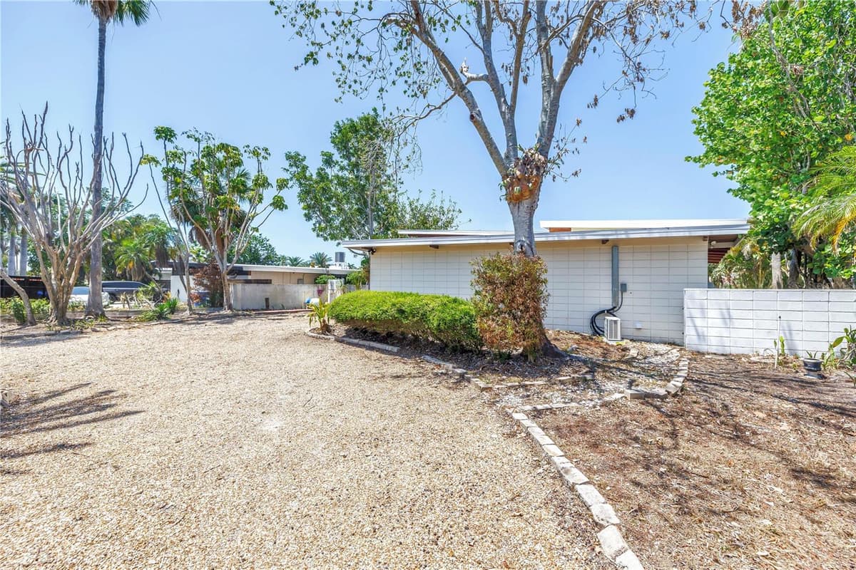 31 DOLPHIN DRIVE — photo 11 of 60