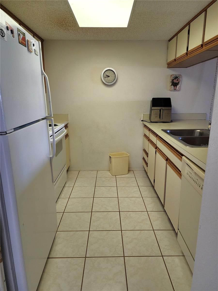 4056 OAKVIEW DRIVE — photo 5 of 24