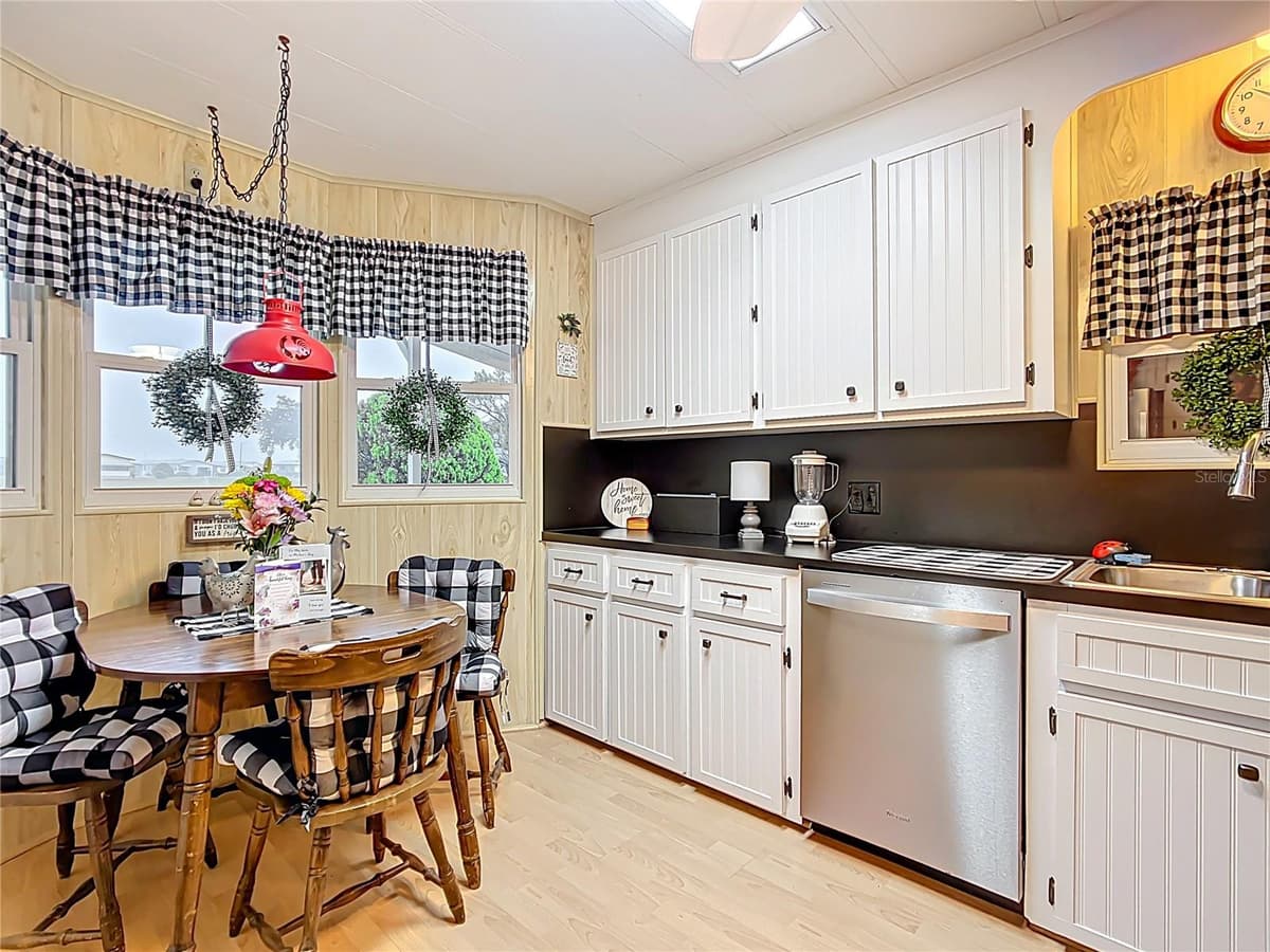 6044 GRAND OAKS DRIVE — photo 16 of 52