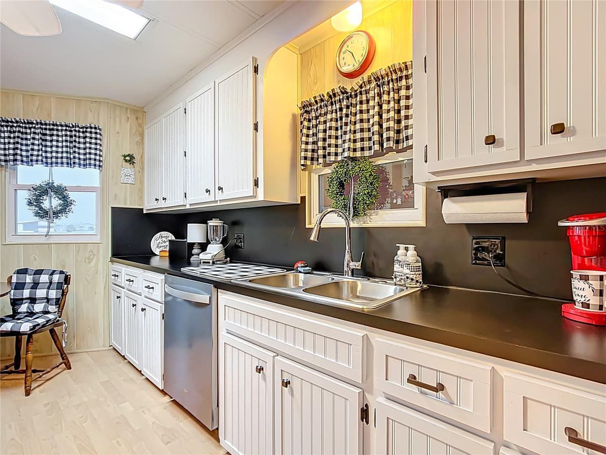6044 GRAND OAKS DRIVE — photo 13 of 52