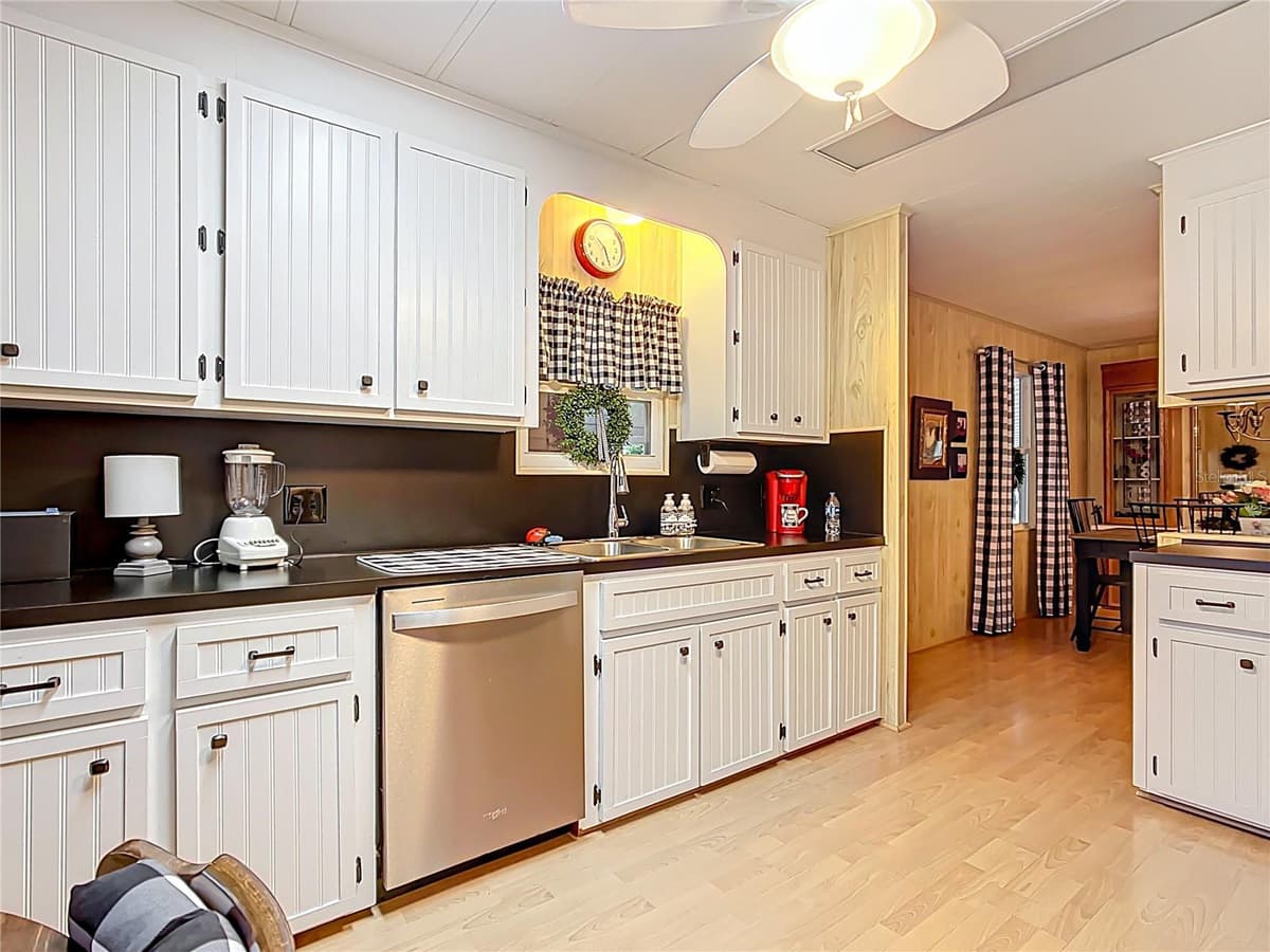 6044 GRAND OAKS DRIVE — photo 12 of 52