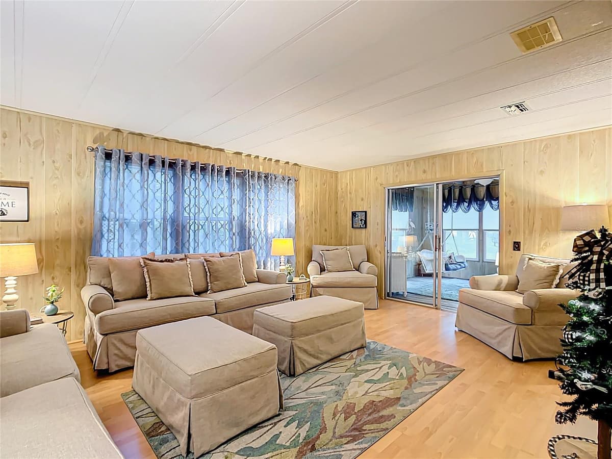 6044 GRAND OAKS DRIVE — photo 9 of 52