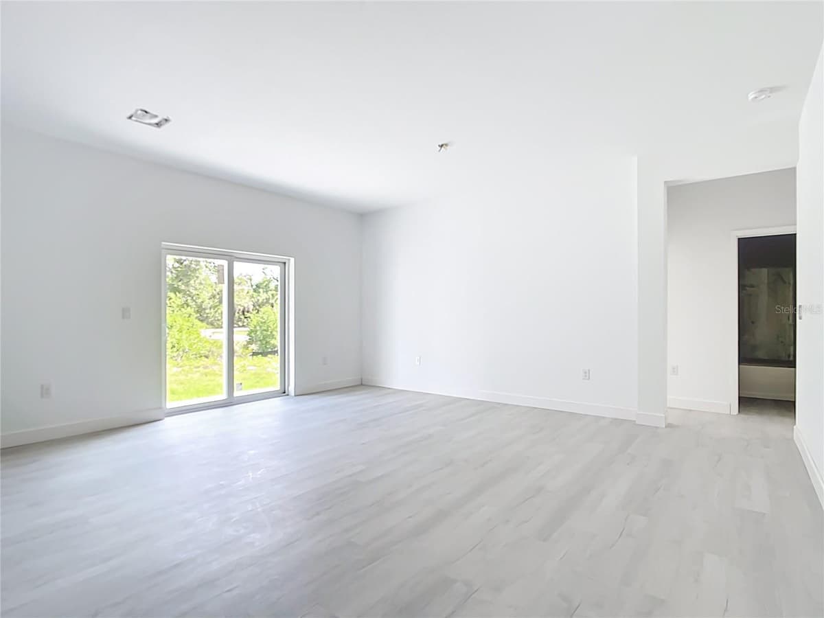 16134 LIBOURN AVENUE — photo 5 of 27