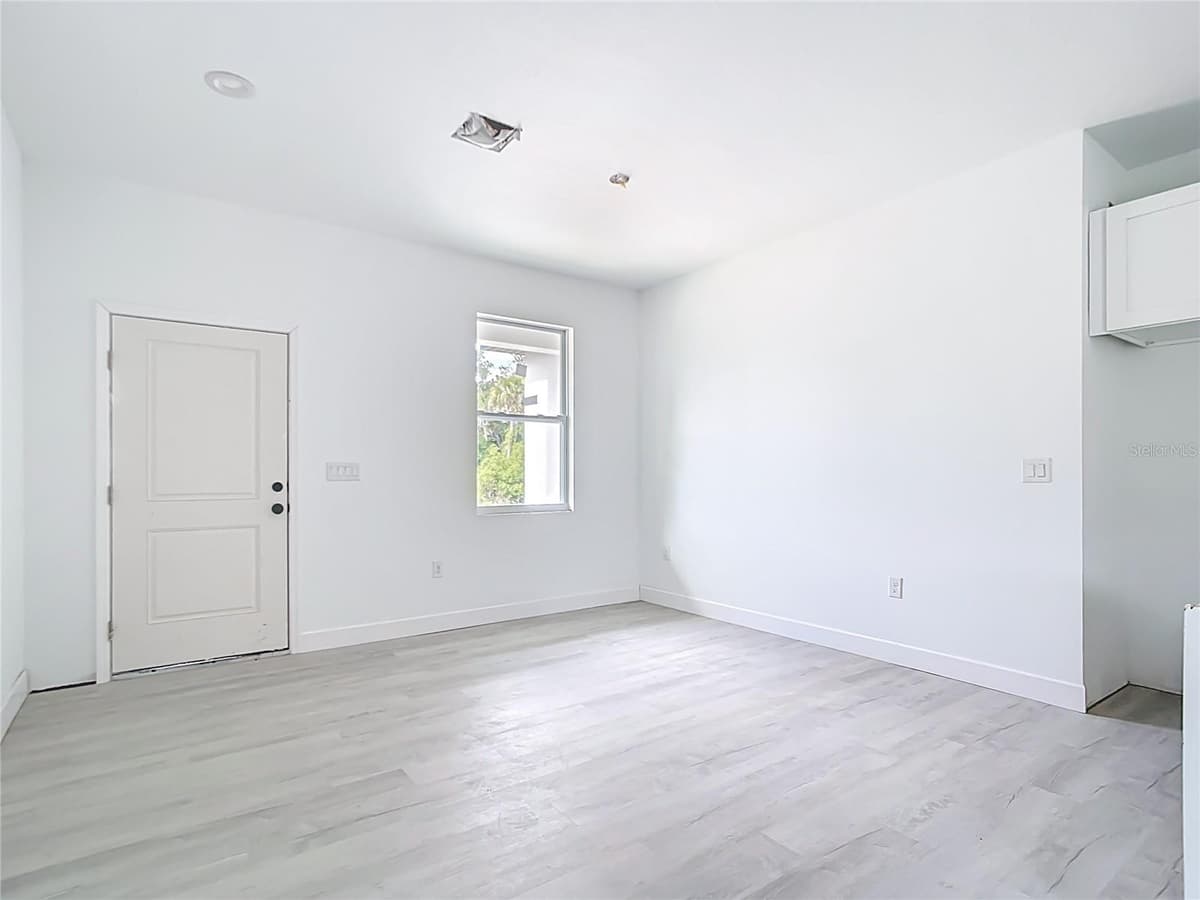 16134 LIBOURN AVENUE — photo 3 of 27