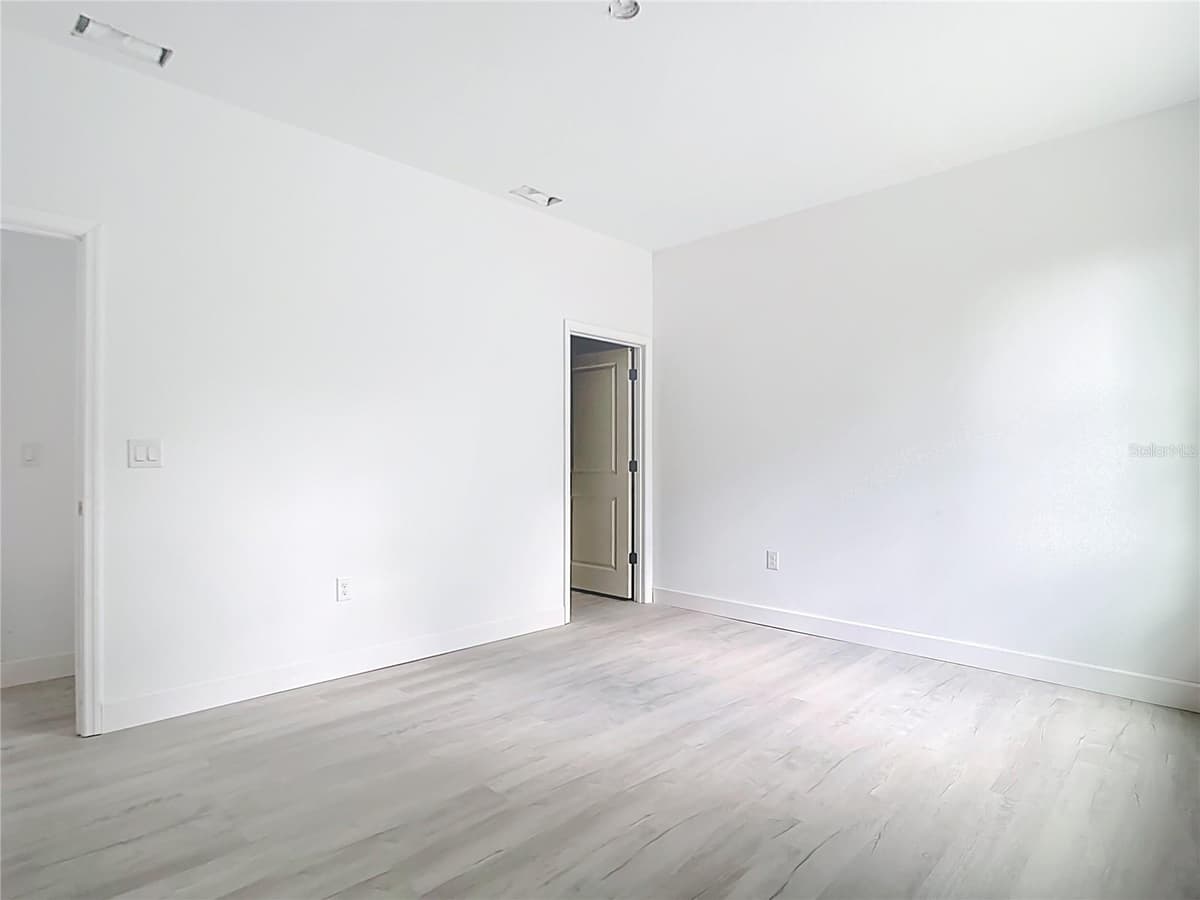 16134 LIBOURN AVENUE — photo 10 of 27