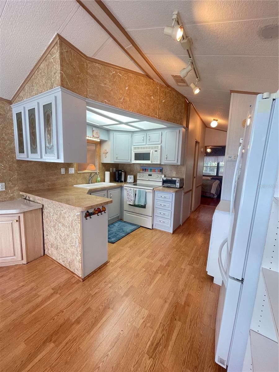 107 KOVE BOULEVARD — photo 7 of 16