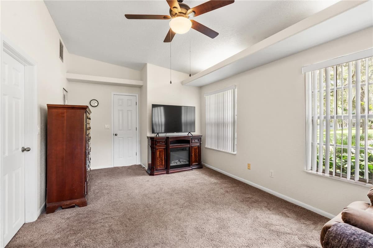 81 CAROL AVENUE — photo 40 of 51