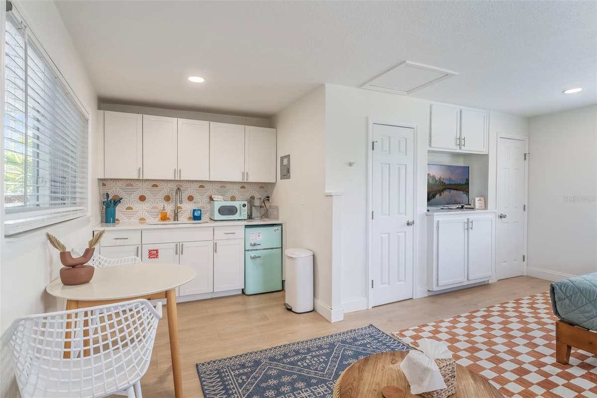 402 ORLANDO AVENUE — photo 40 of 58