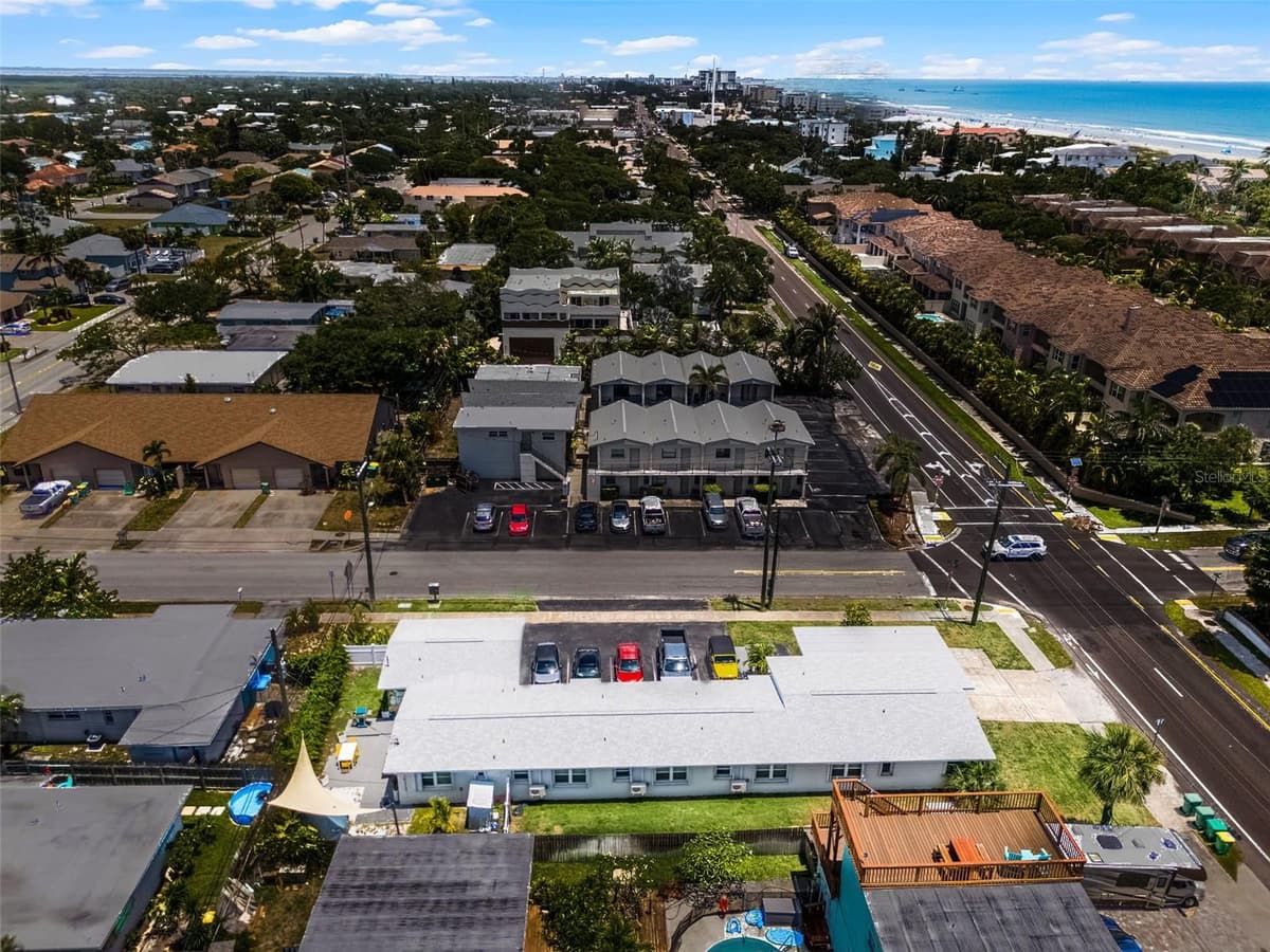 402 ORLANDO AVENUE — photo 4 of 58