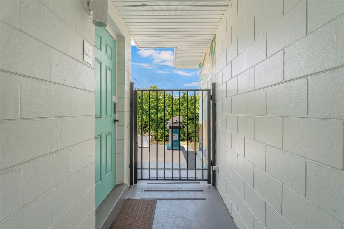 402 ORLANDO AVENUE — photo 38 of 58