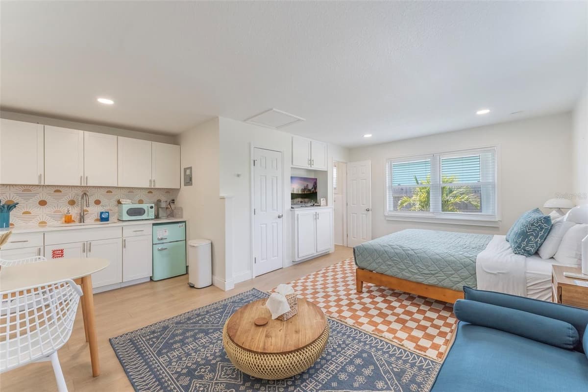 402 ORLANDO AVENUE — photo 44 of 58