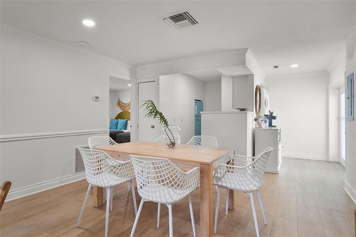402 ORLANDO AVENUE — photo 17 of 58