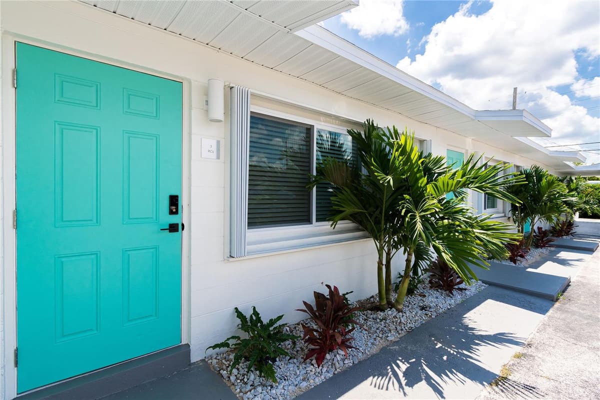 402 ORLANDO AVENUE — photo 8 of 58