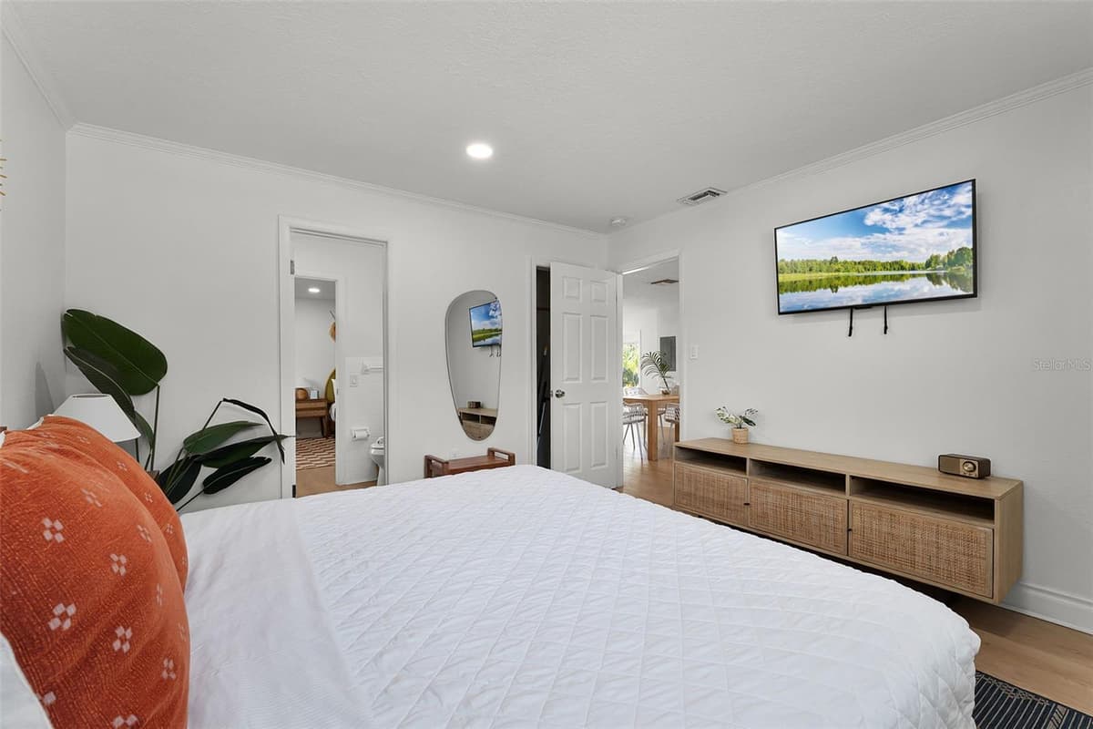 402 ORLANDO AVENUE — photo 10 of 58