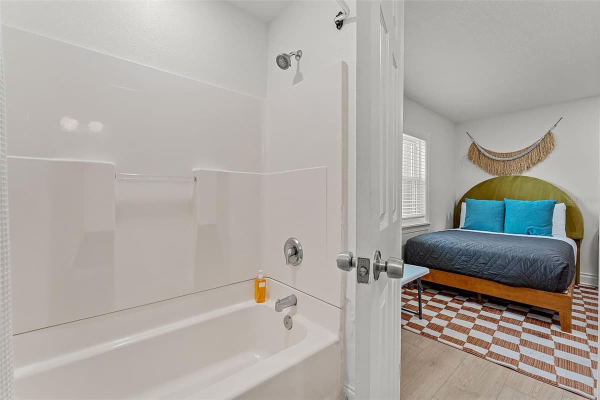 402 ORLANDO AVENUE — photo 12 of 58