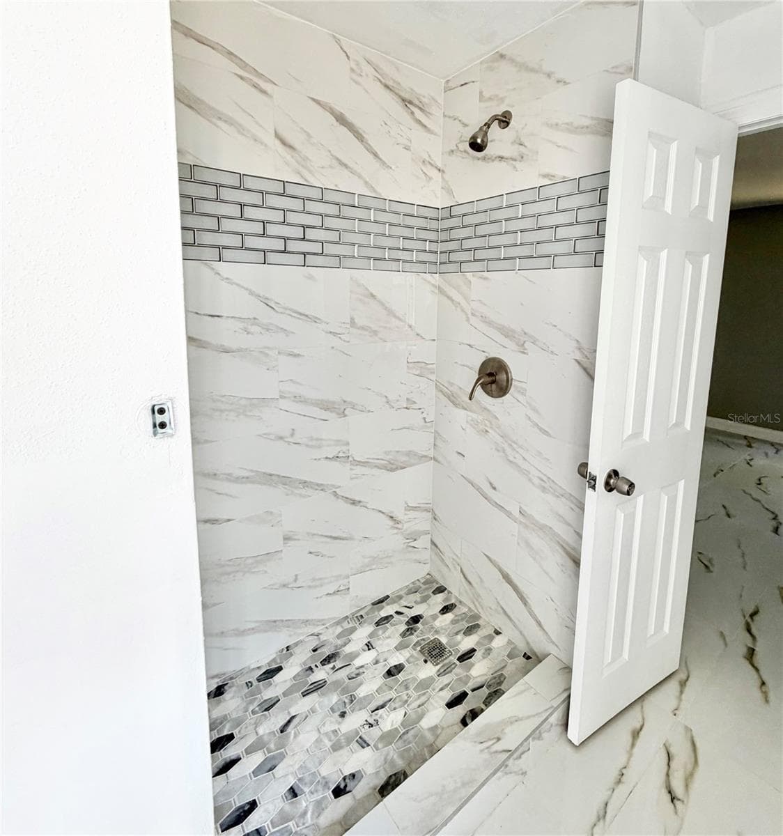 116 HERMES ROAD — photo 16 of 39