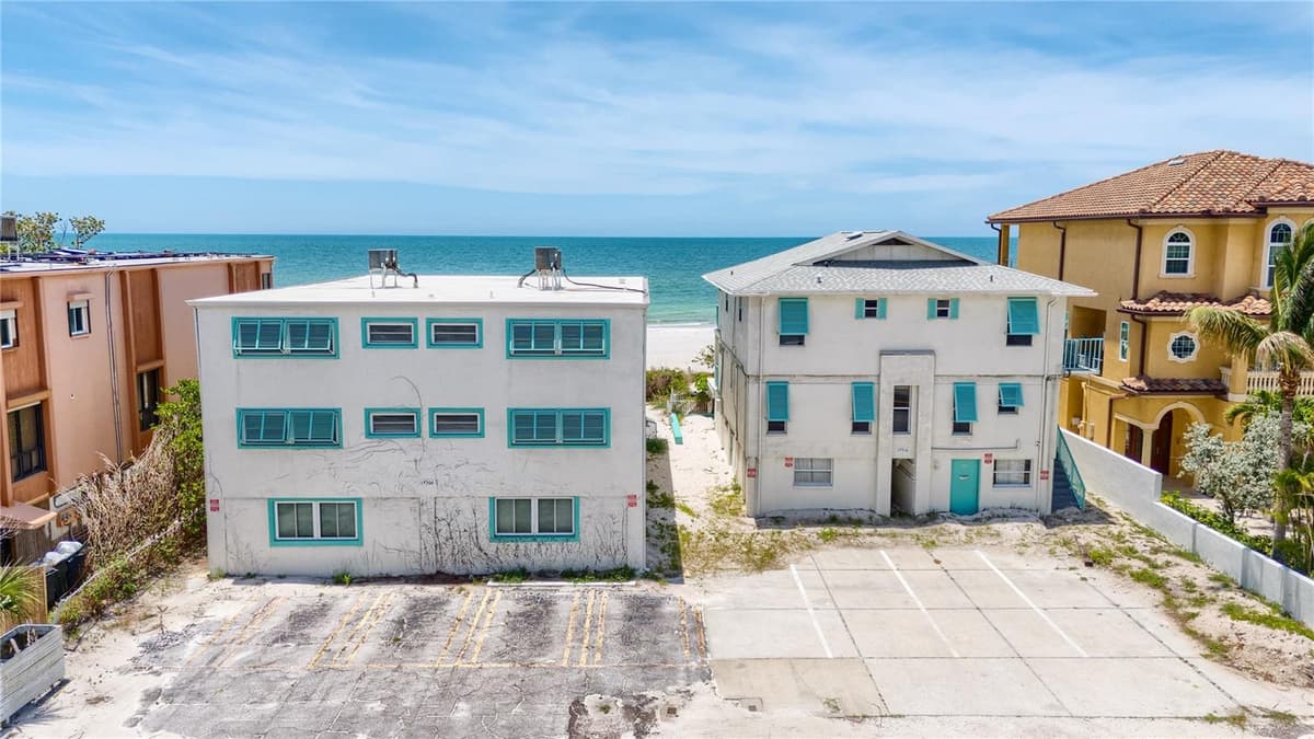 19310 GULF BOULEVARD — photo 3 of 43