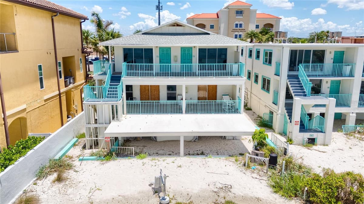 19310 GULF BOULEVARD — photo 12 of 43