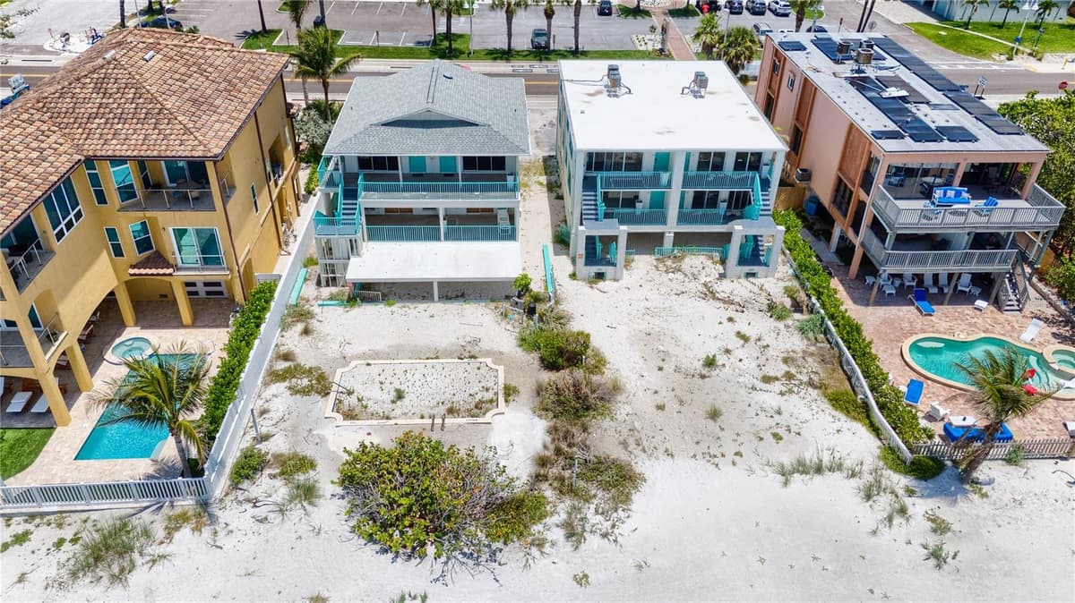 19310 GULF BOULEVARD — photo 9 of 43