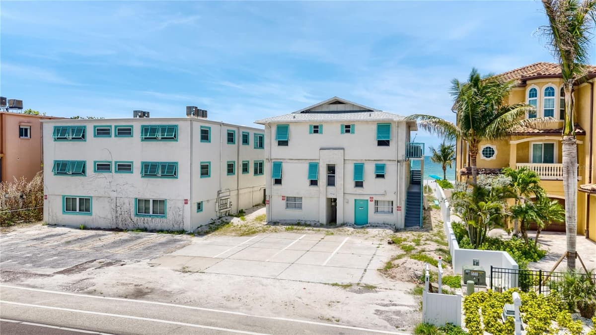 19310 GULF BOULEVARD — photo 2 of 43