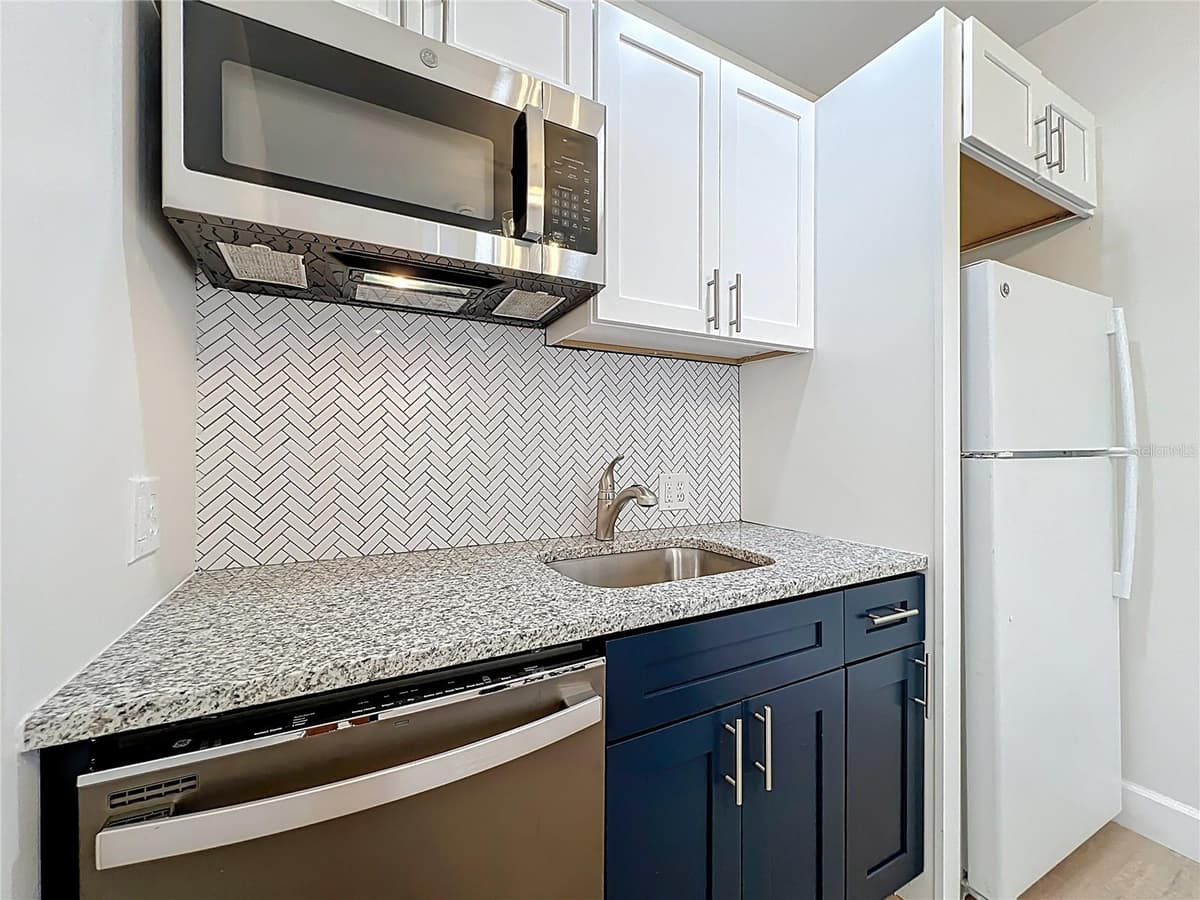 507 EAST STREET — photo 13 of 69