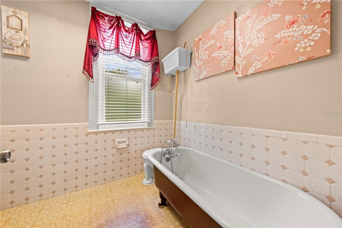 212 CLYDE AVENUE — photo 34 of 97