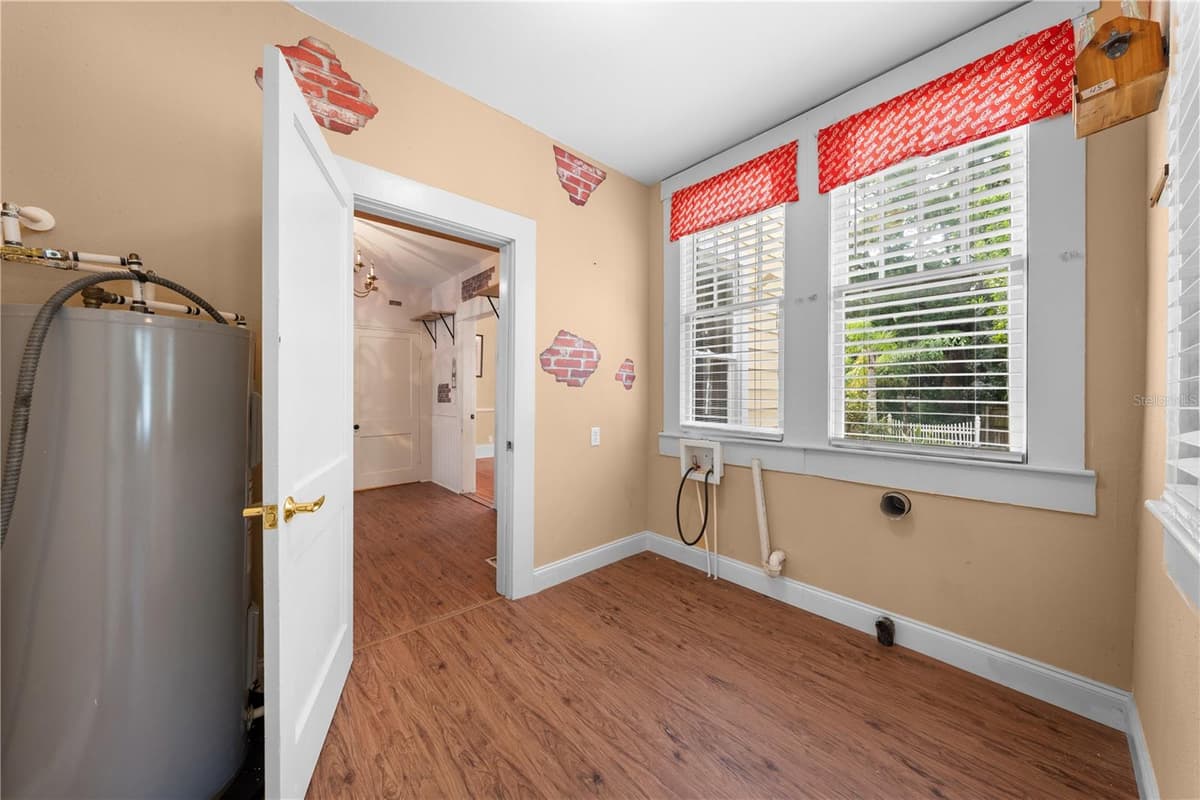 212 CLYDE AVENUE — photo 46 of 97