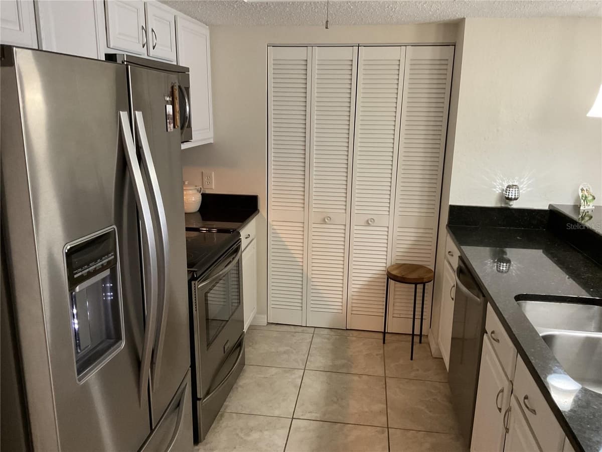 25188 MARION AVENUE — photo 15 of 41