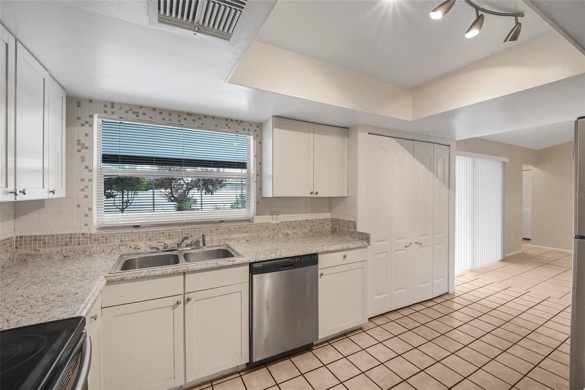 461 BOXWOOD COURT — photo 15 of 37