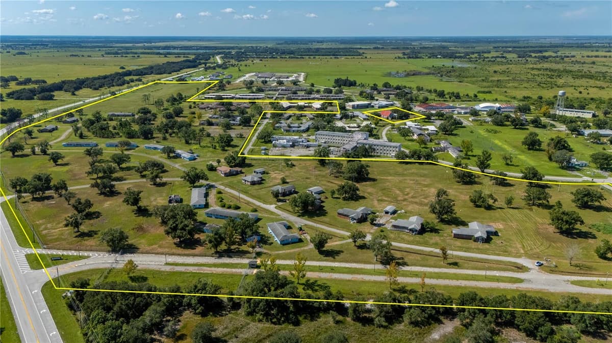 6000 SE HWY 31 — photo 2 of 41