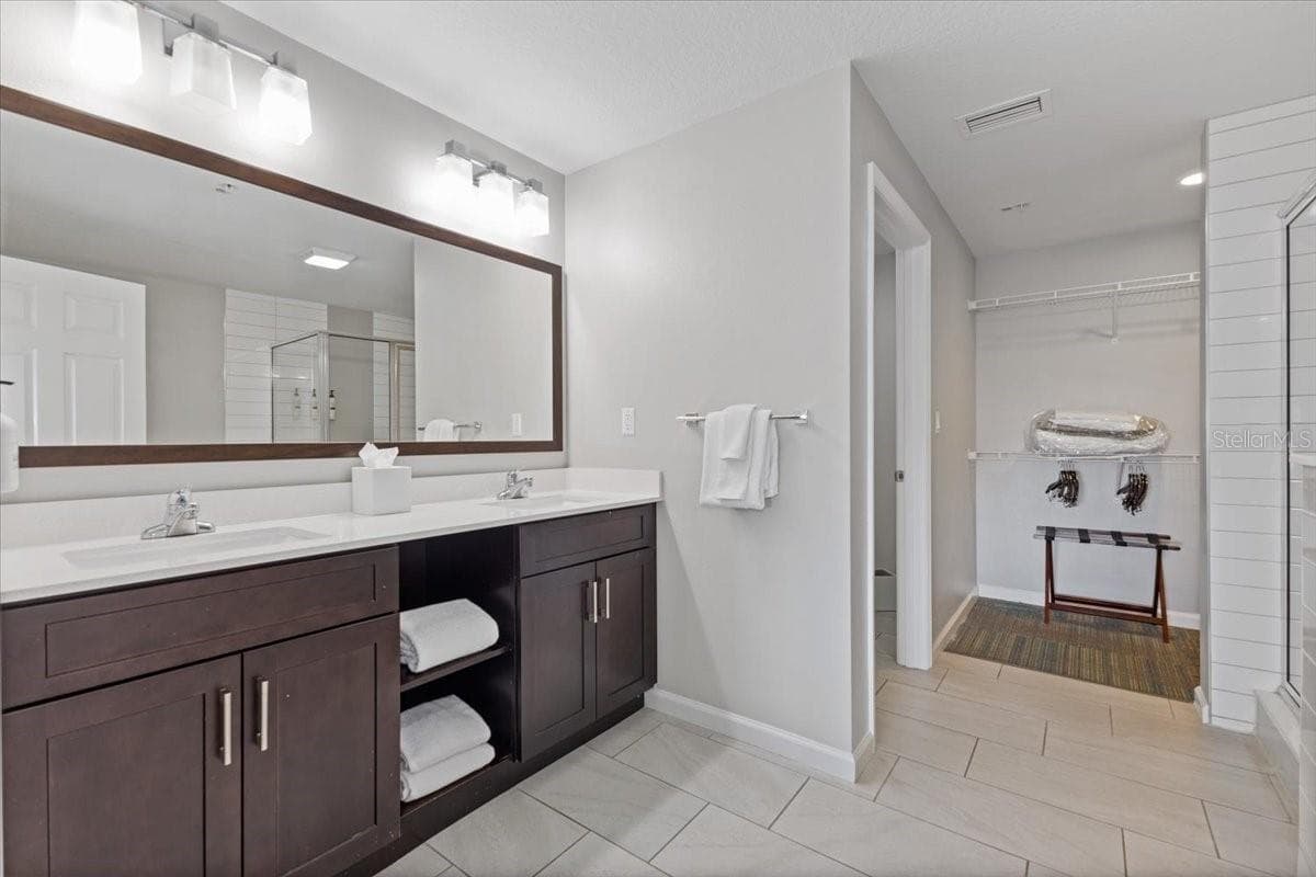 14501 GROVE RESORT AVENUE — photo 11 of 19
