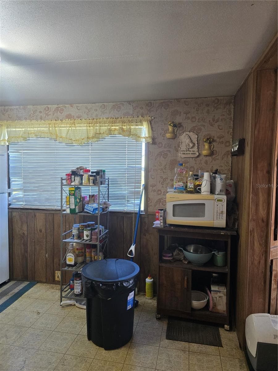 513 SMITH ROAD — photo 4 of 35
