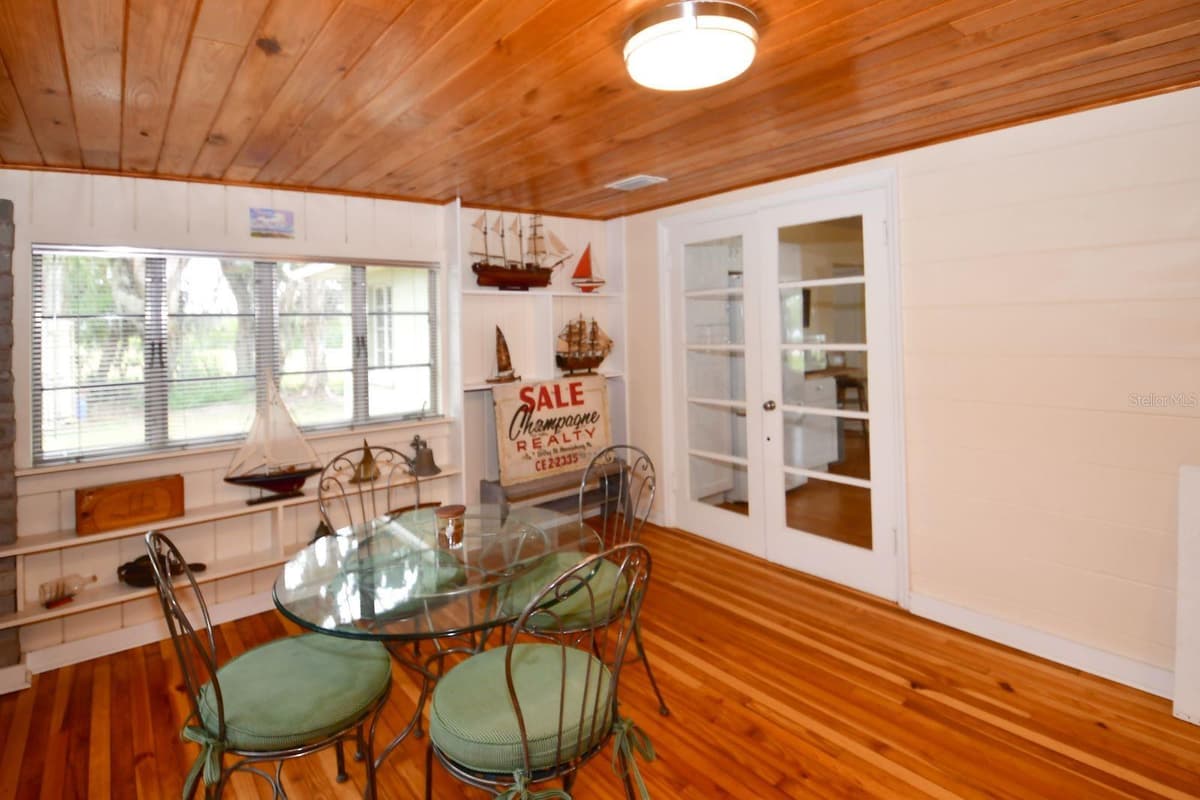 160 BAYSHORE DRIVE — photo 49 of 62