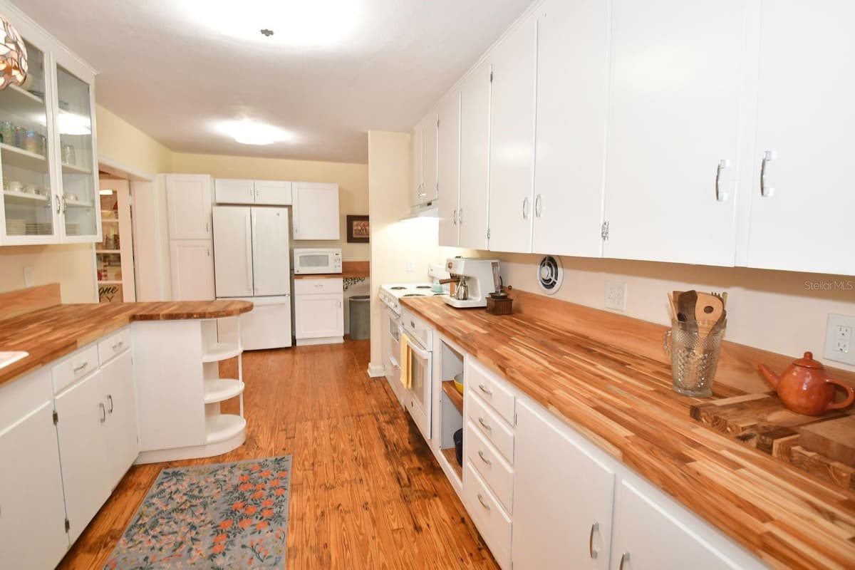 160 BAYSHORE DRIVE — photo 21 of 62