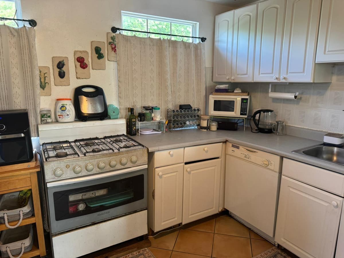 27 WILLIAM FONT STREET — photo 10 of 39