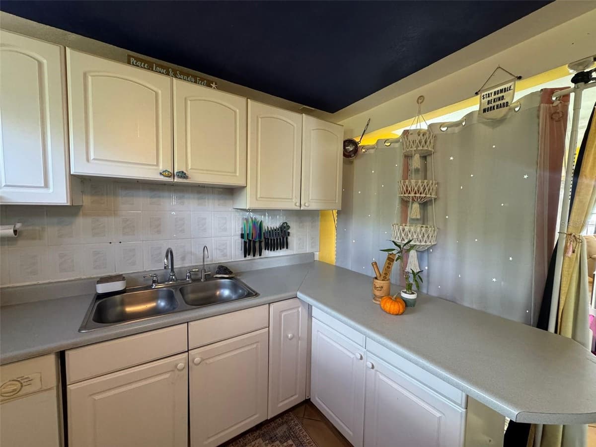 27 WILLIAM FONT STREET — photo 11 of 39