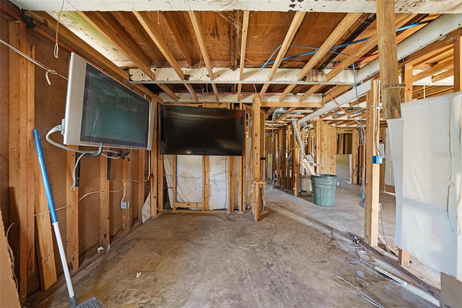 1405 PERSAY DRIVE — photo 8 of 16