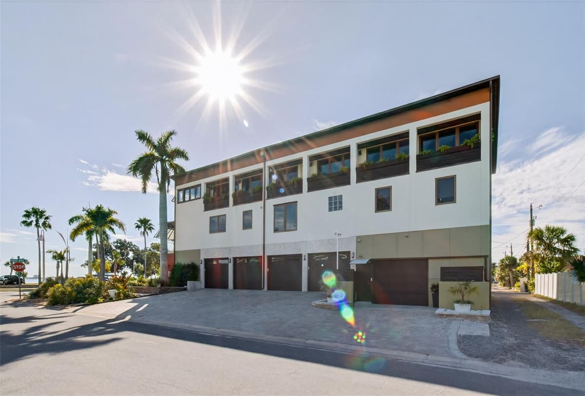 5659 SHORE BOULEVARD — photo 8 of 100