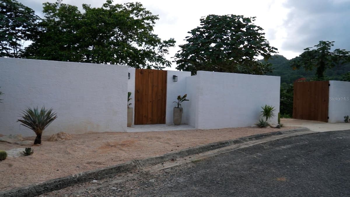 1 1  BO ANGELES, EL CORCHO — photo 1 of 8