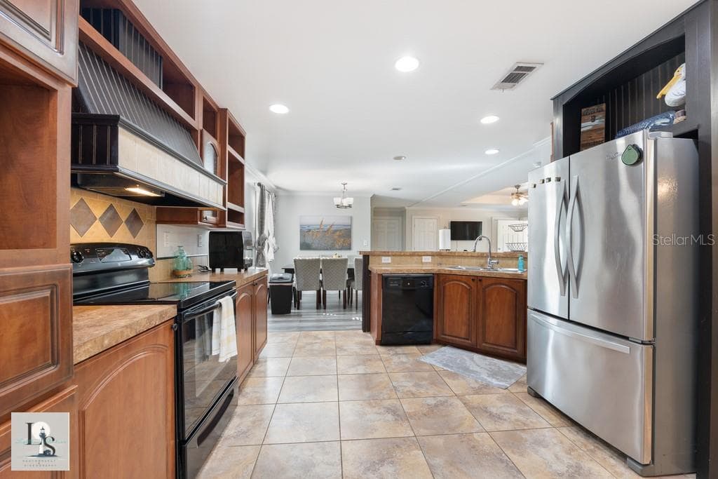 5209 WESTERN DRIVE — photo 8 of 25