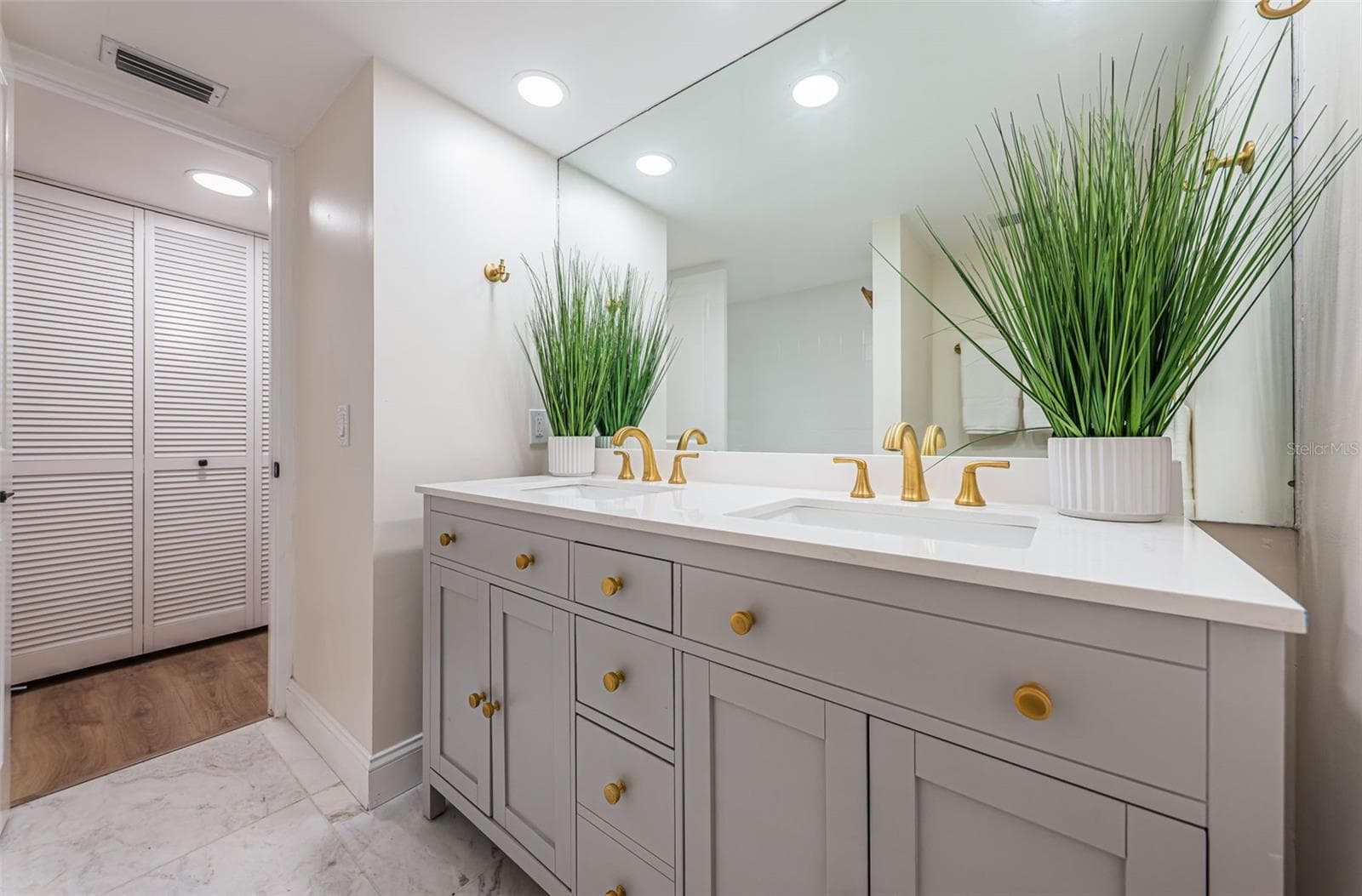 7400 SUN ISLAND DRIVE — photo 31 of 66