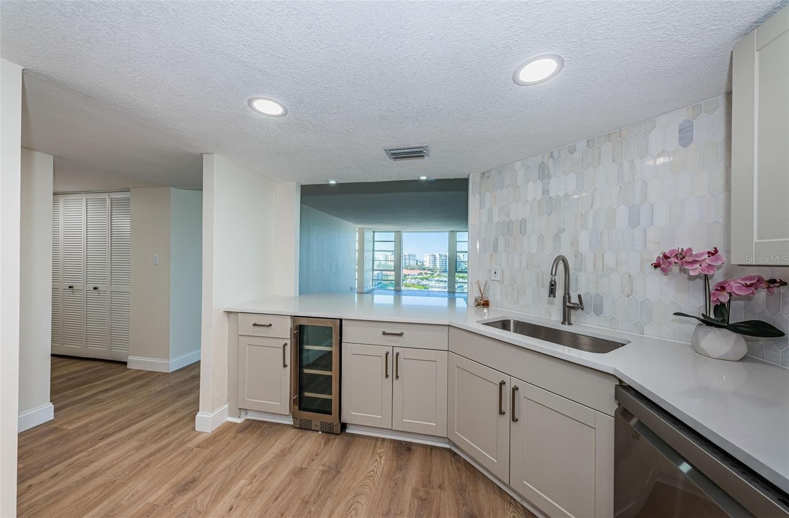 7400 SUN ISLAND DRIVE — photo 21 of 66