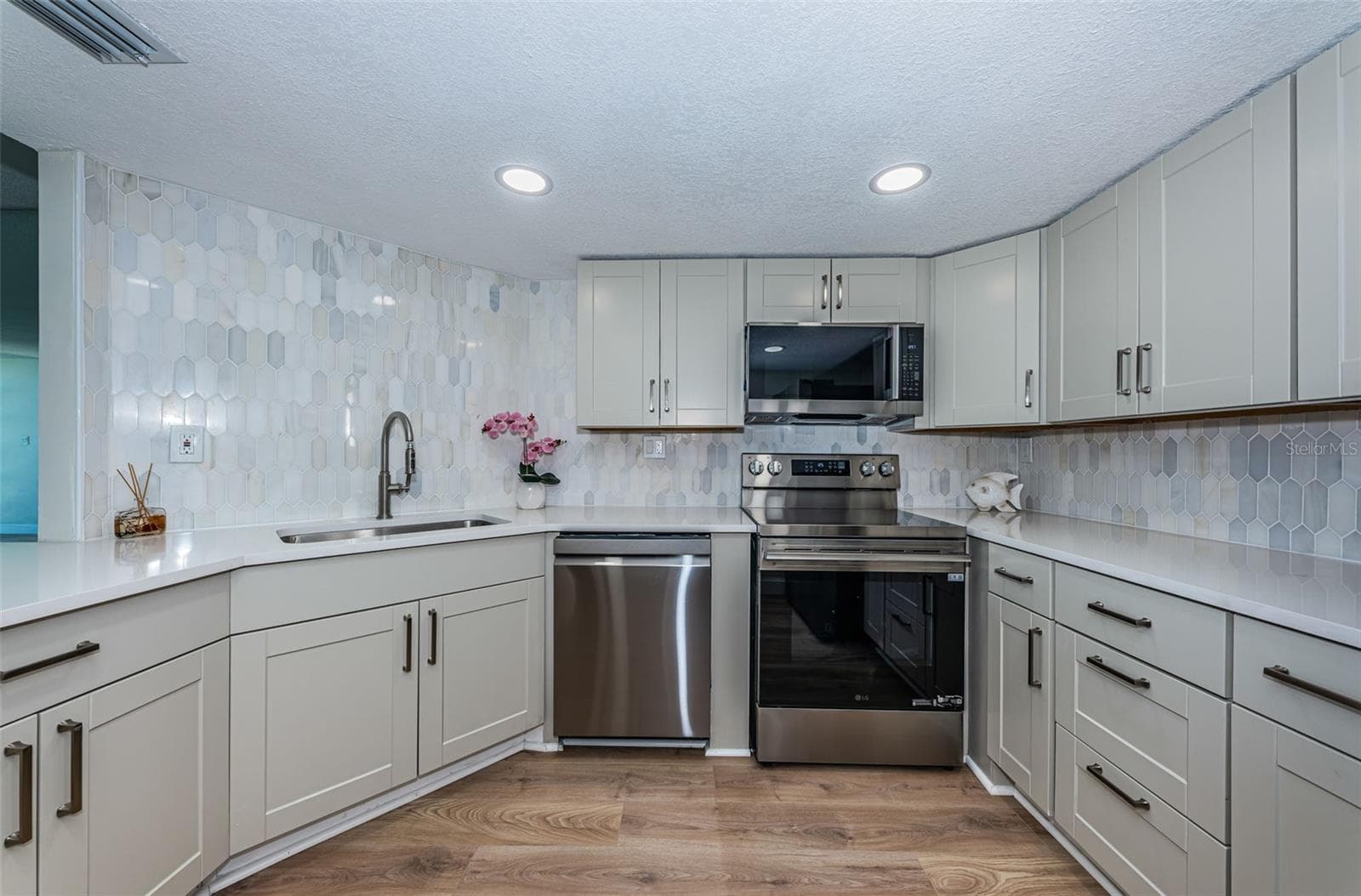 7400 SUN ISLAND DRIVE — photo 23 of 66