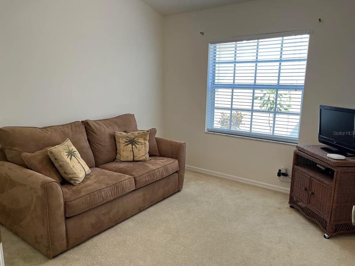 6070 HELICONIA ROAD — photo 9 of 38