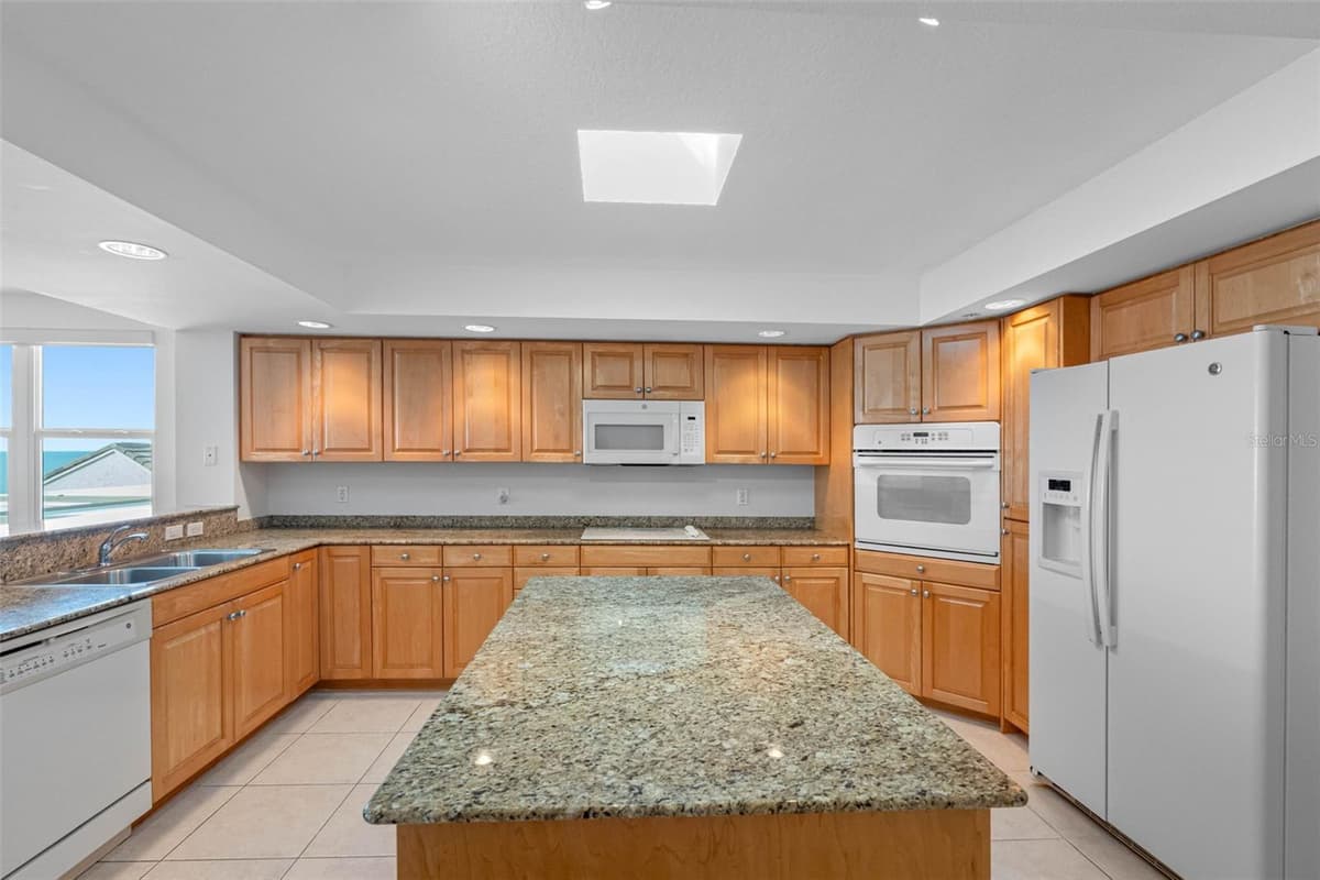 16326 GULF BOULEVARD — photo 9 of 40