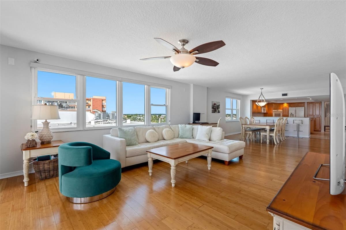 16326 GULF BOULEVARD — photo 4 of 40