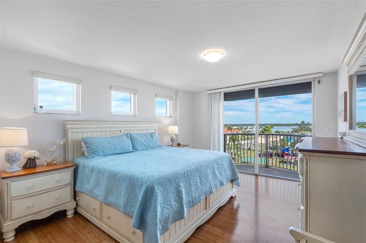 16326 GULF BOULEVARD — photo 18 of 40