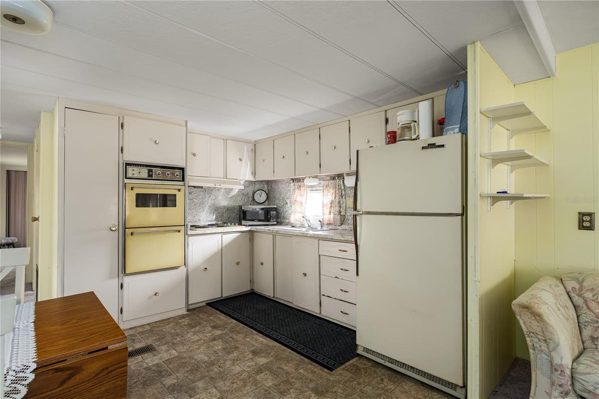 3326 BERNADETTE DRIVE — photo 11 of 26