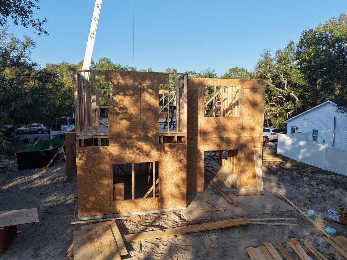 228 DAWN AVENUE — photo 9 of 21